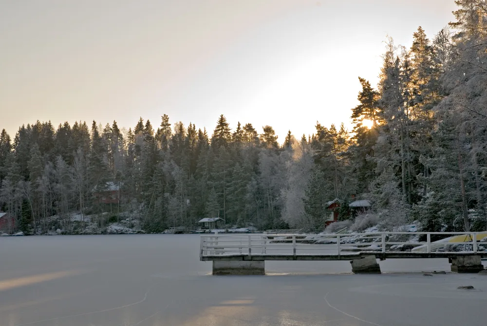 Laituri jäätyneellä järvellä talvella